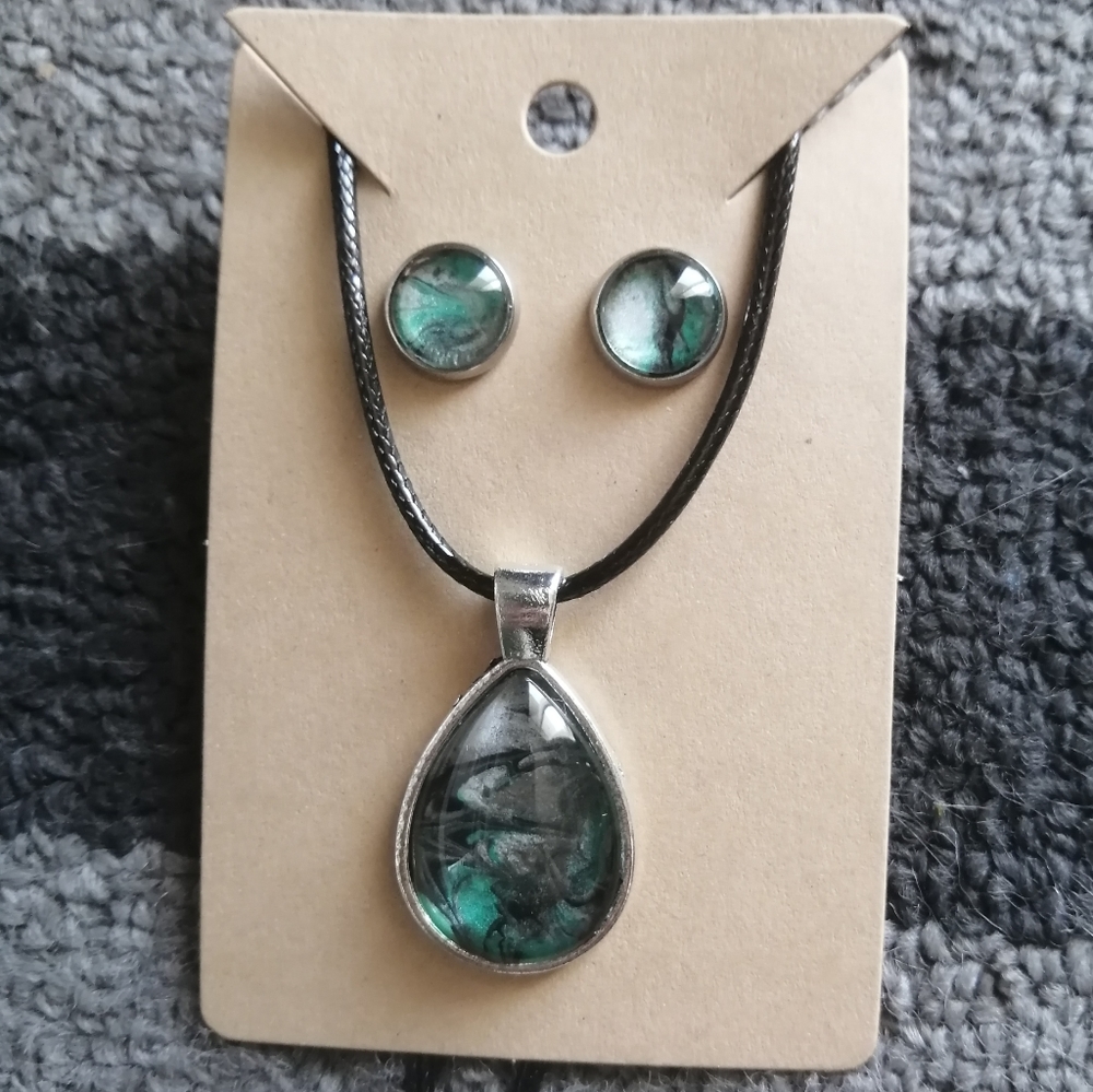 ✨ Earrings and Necklace set ✨